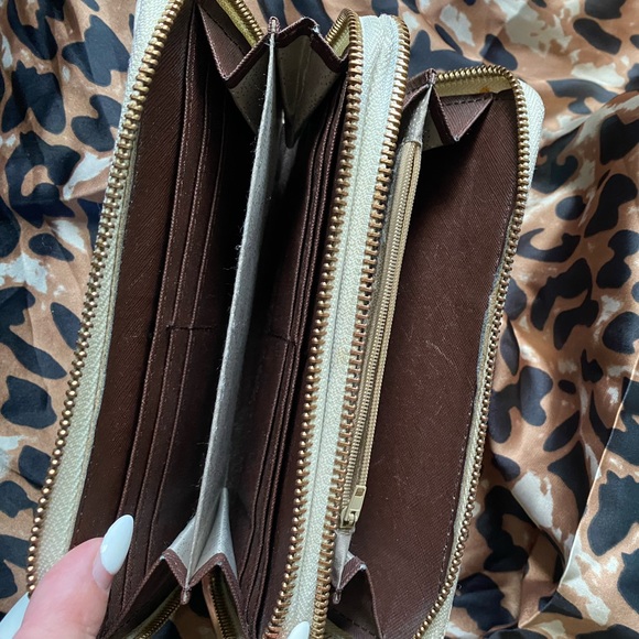 Michael Kors Double Zipper Jet Set Wallet - Picture 2 of 12